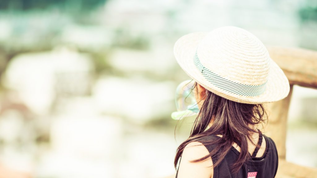 麦わら帽子は水洗いOK？汚れや汗じみの洗い方とお手入れ・保管方法