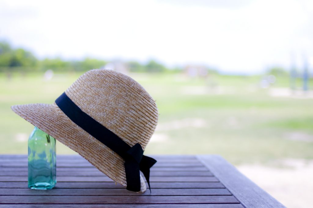 麦わら帽子はいつからかぶる？春や秋にかぶってもOK？