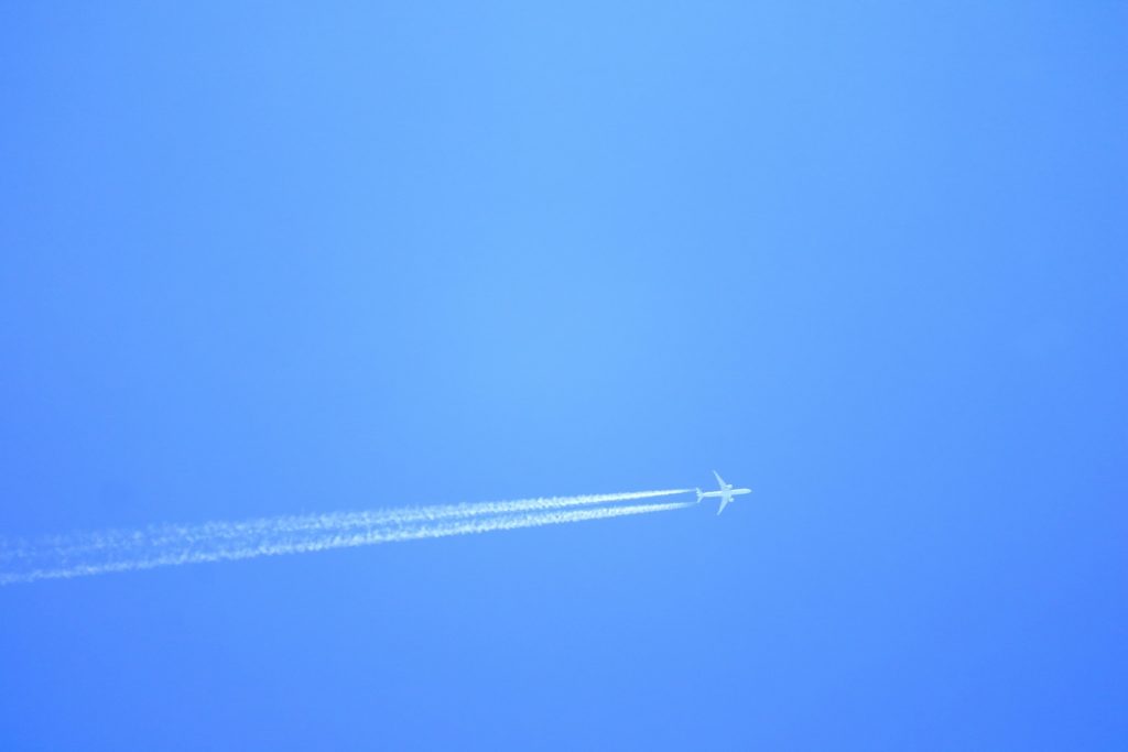 飛行機雲ができると雨が降るってホント？飛行機雲ができる理由は？