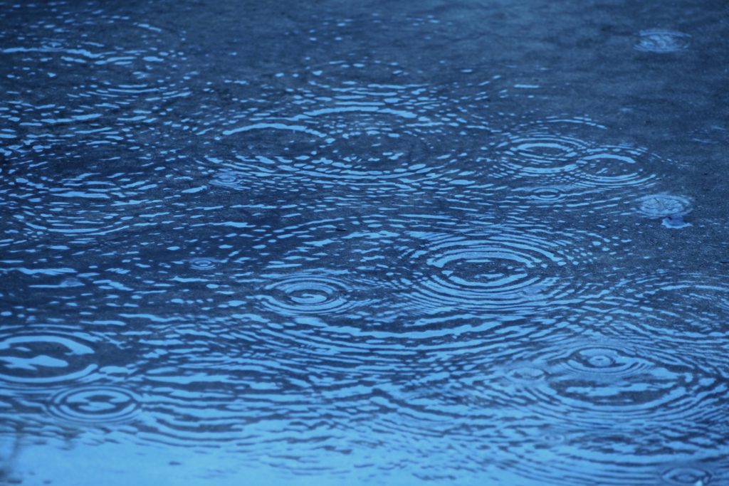 肘笠雨（ひじかさあめ・ひじがさあめ）ってどんな雨？名前の由来は？